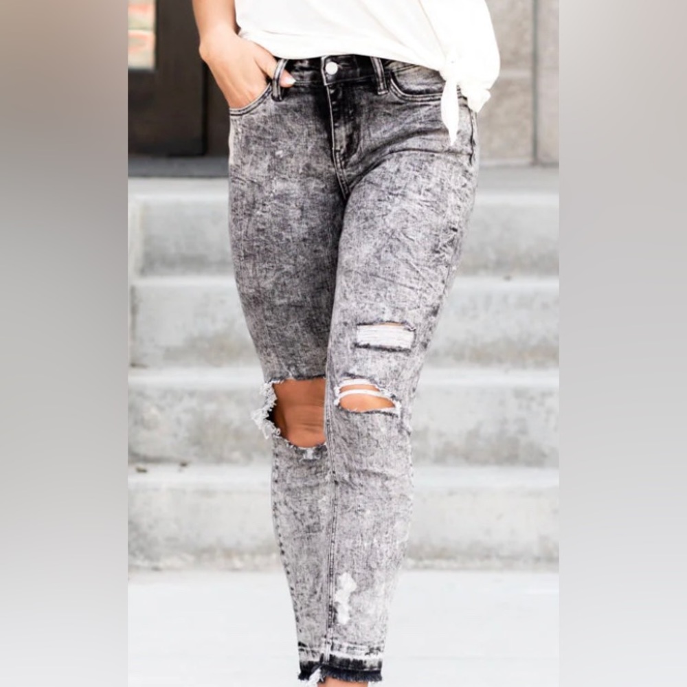 EUC - Vervet Flying Monkey Jeans Size 26/3
Washed Black/Grey Distressed Denim